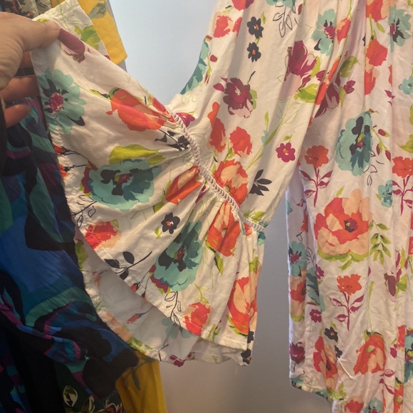 Terra & Sky Size 1XL Floral top with bell sleeves and smocking around the neck - Picture 3 of 6